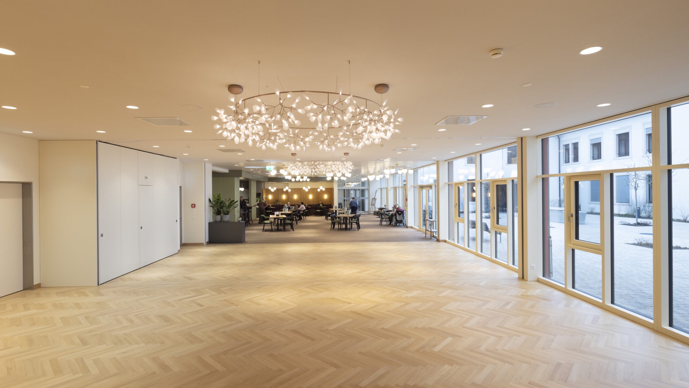 Modernes Foyer mit Rundbeleuchtung